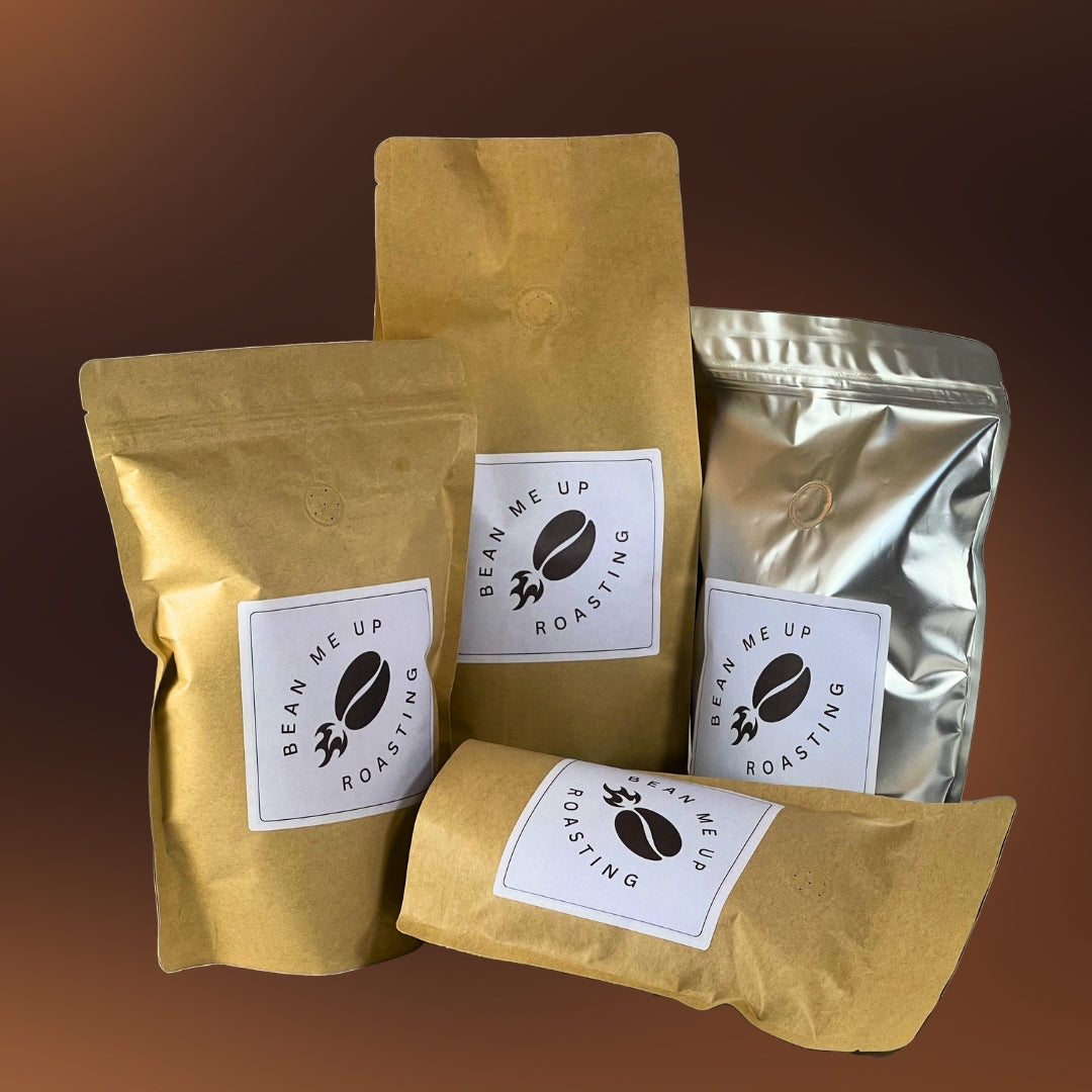 Pose med friske grønne kaffebønner fra Bean Me Up Roasting